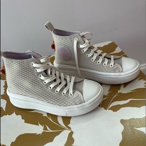 Beige textured converse